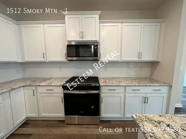 Building Photo - 1512 Smoky Mountains St