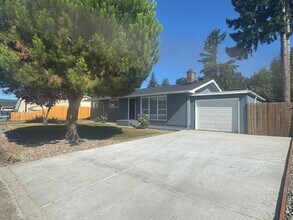 Building Photo - Great 3-Bedroom, 2-Bath Ranch Style Home w...