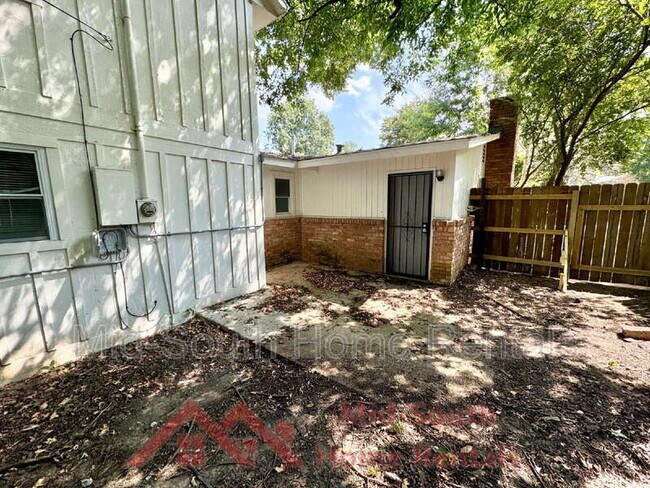 Building Photo - 2452 Debby Dr