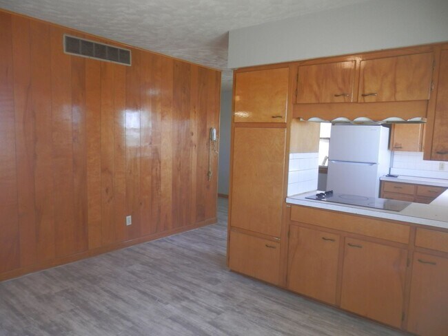 Building Photo - 3 Bed 2 Bath Farmhouse!