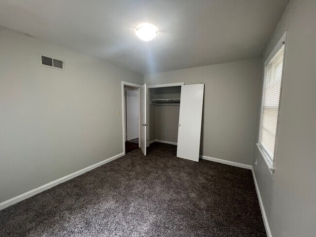 Building Photo - 3 bedroom 1 bathroom single level home