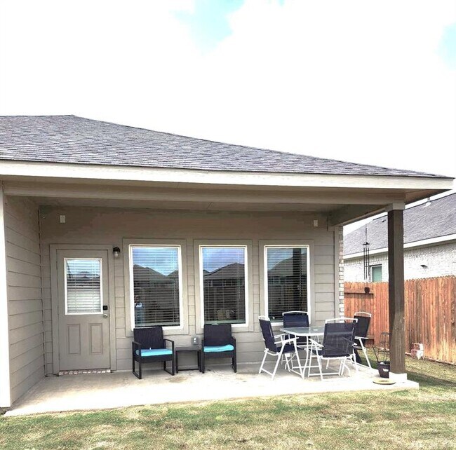 Building Photo - 553 Warlander Way
