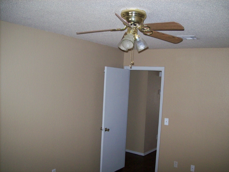 Building Photo - 410 S Greengate Dr