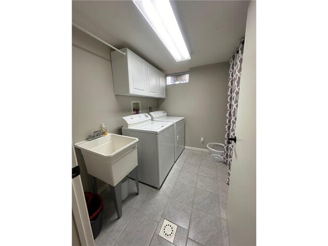 Building Photo - 629 E 67th St