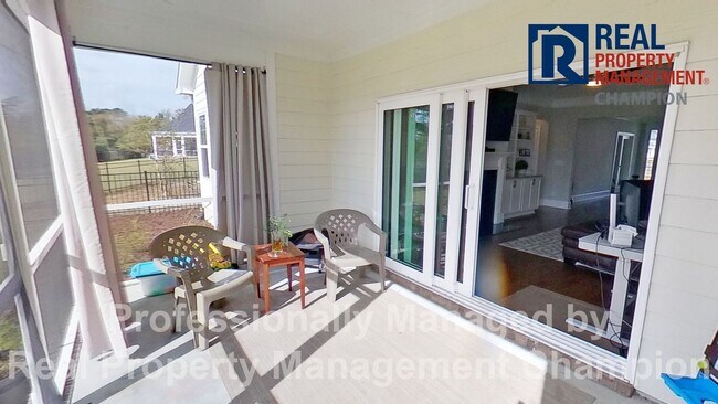 Building Photo - Spacious 4 BD Executive Home Loaded with U...
