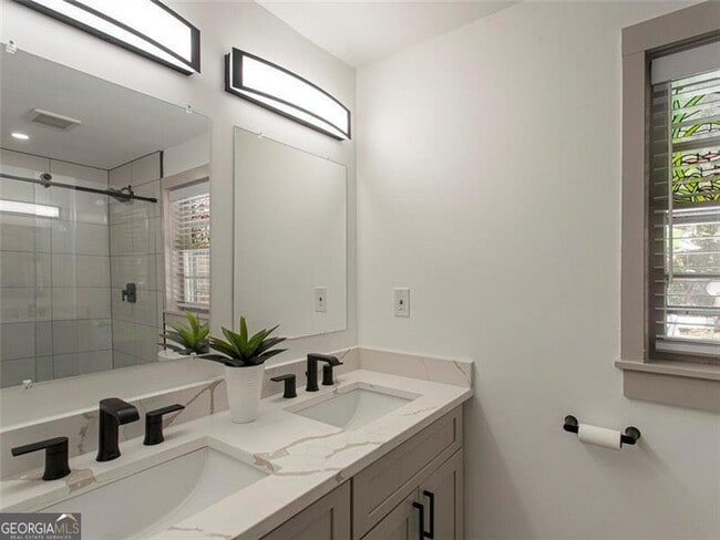 Building Photo - 1572 Berkeley Ln NE