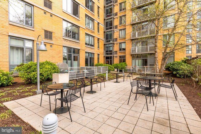 Building Photo - 440 L St NW