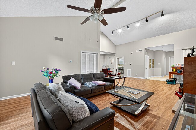 Building Photo - 7655 S Braeswood Blvd