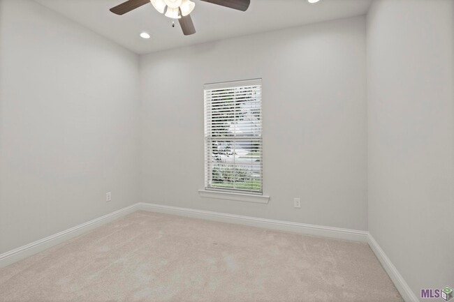 Building Photo - 471 Lake Breeze Dr