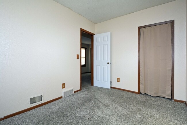 Building Photo - Spacious 3-Bed 1-Bath Unit in Hastings - Available Now!