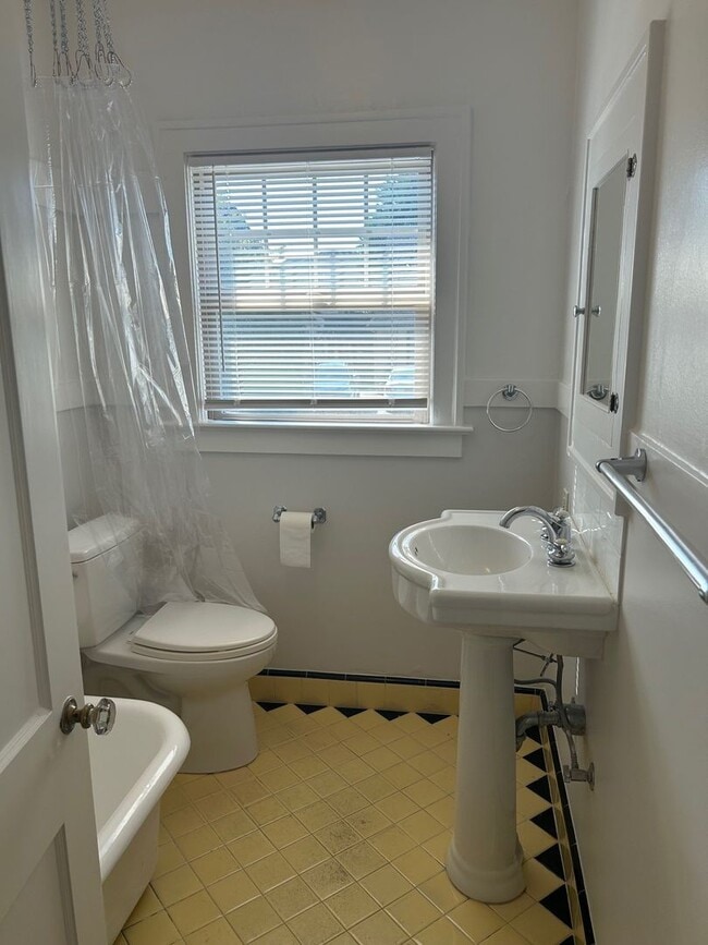 Building Photo - Spanish-Style Apartment Close to Belmont/Laurelhurst Located on Famous Peacock Lane! Loaded with ...