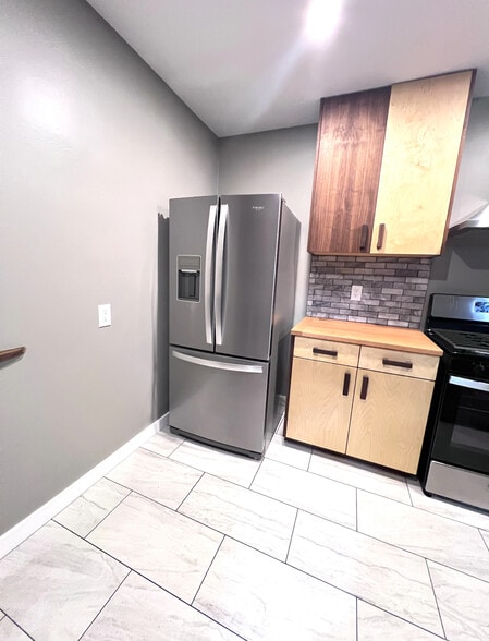 Building Photo - 3547 E Green St