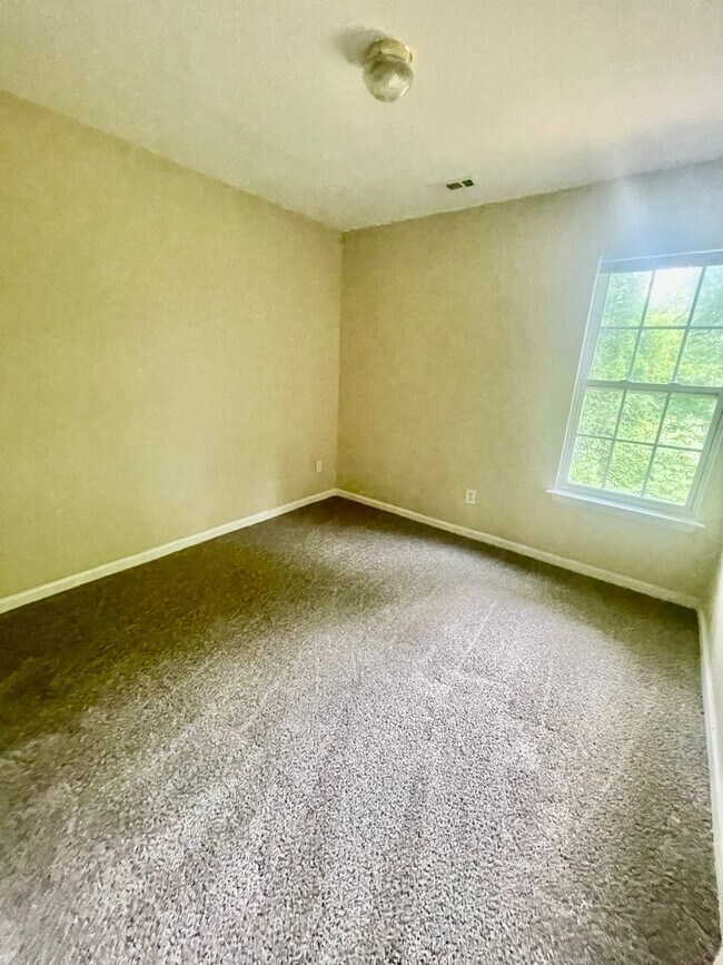 Building Photo - MallardCreek6713 is a spacious 4-bedroom, 2.5-bath home in Charlotte, NC