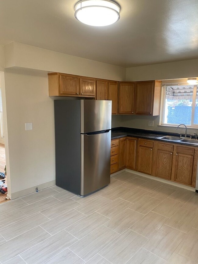Building Photo - Fully Renovated and ***Move in Special***