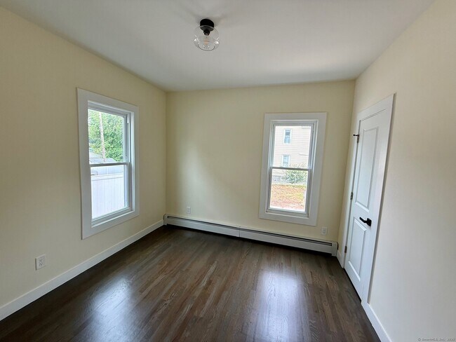 Building Photo - 449 Stanley St