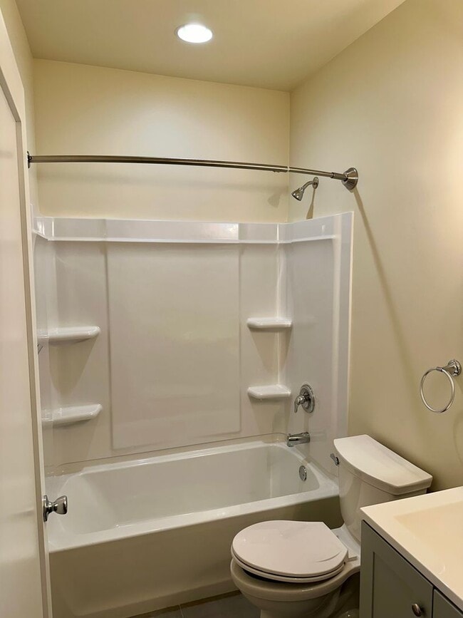 Building Photo - 901-903 E Center St