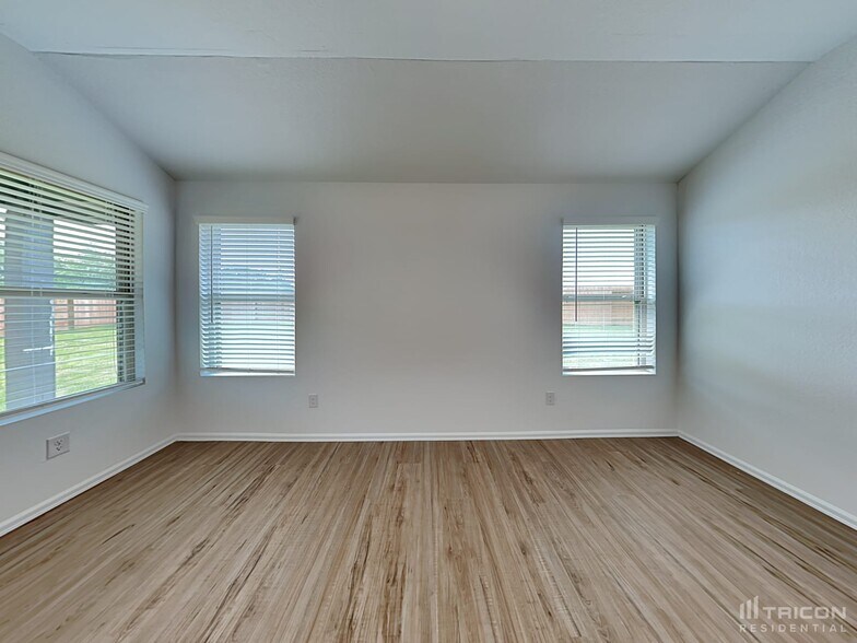 Building Photo - 1911 Ballesteros St