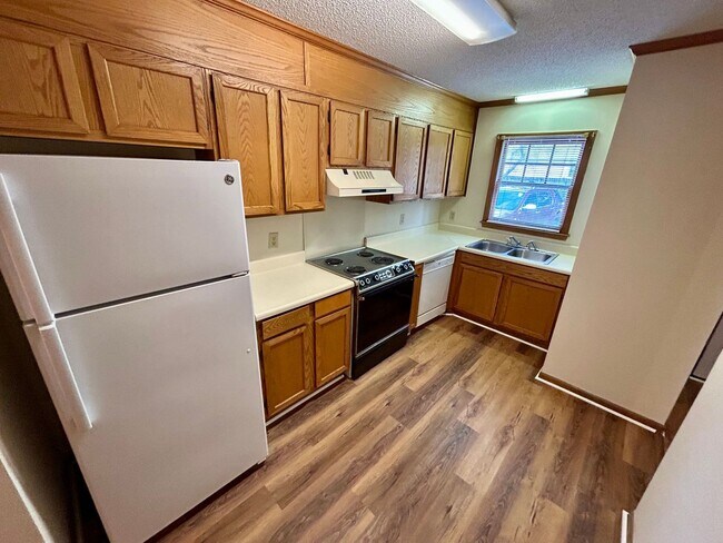 Building Photo - Conveniently Located Townhouse!