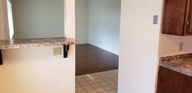 Building Photo - 2095 Cottonwood Cir