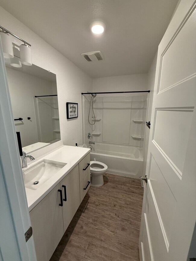 Building Photo - MODERN SMART CONDO IN DESIREABLE COMMUNITY
