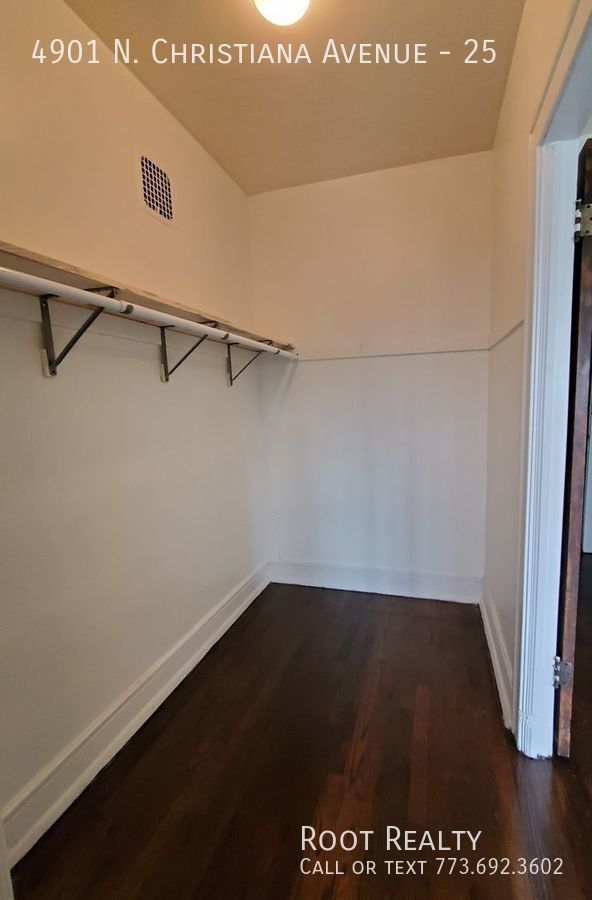 Building Photo - East Albany Park - Updated Top-Floor Studi...