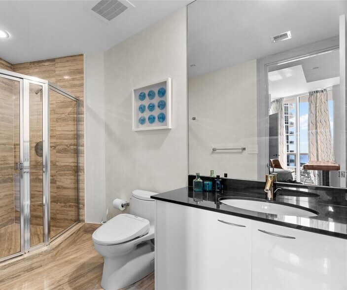 Building Photo - 16001 Collins Ave