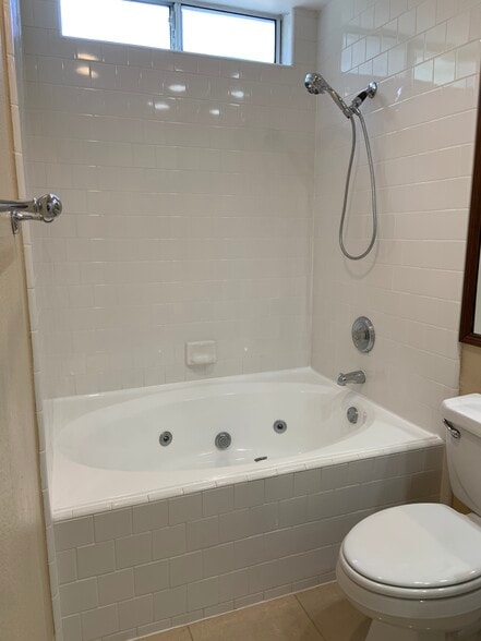 Garden tub - 14415 Benefit St