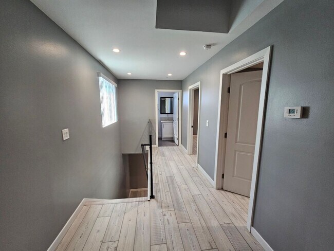 Building Photo - 32(839)