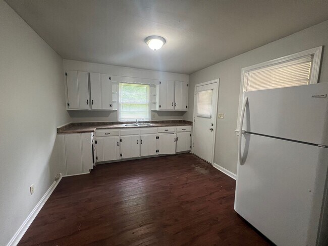 Building Photo - 3 bedroom 1 bathroom single level home