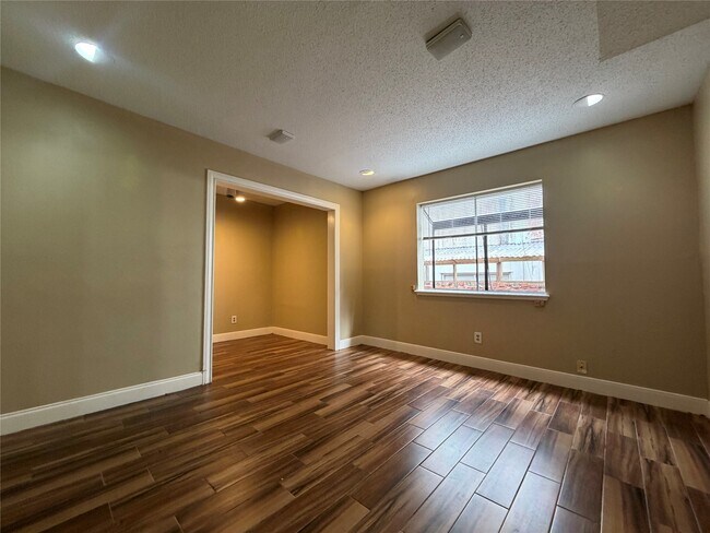 Building Photo - 1901 Brun St