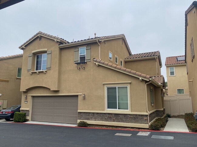Primary Photo - 4 Bedroom Town Home in Willow Heights Diam...