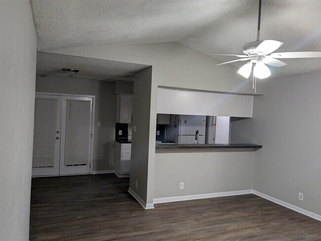 Primary Photo - 1213 Dobie Dr