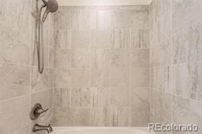 Building Photo - Spacious 3 bed 3 bath 2-story comfortable ...
