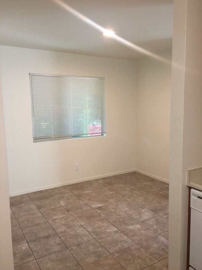 Building Photo - Three Bedroom Townhouse Style Apartment wi...