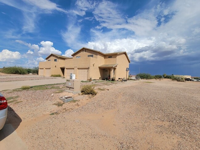 Building Photo - 3 BEDROOM 2 BATH 2 STORY HOME 4 PLEX END  UNIT A FREE RENT OAC