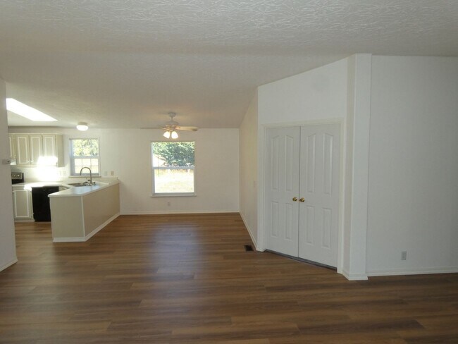 Building Photo - APPLICATION PENDING **Country Living**