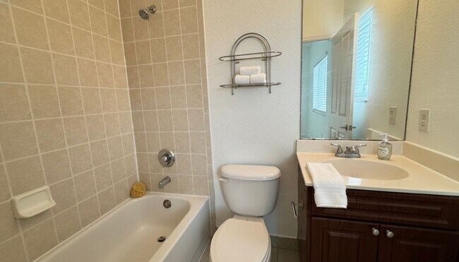 Building Photo - Gated 2 Bed/ 2.5 Bath Condo with 24/7 Security & Monitoring! Screened in Lanai with Water Views!