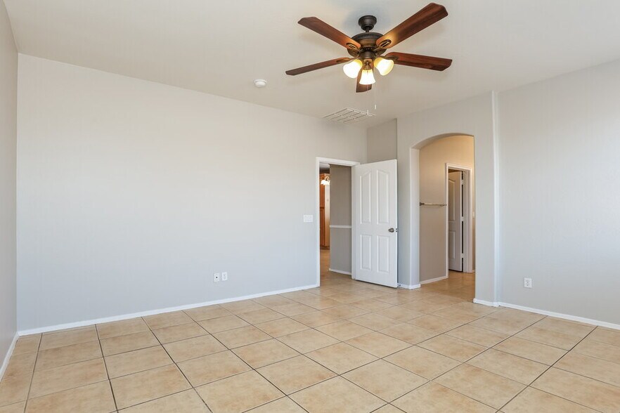 Building Photo - 7805 S 68th Dr