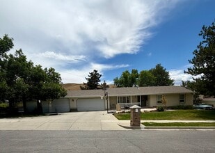 Building Photo - 688 Crestview Dr