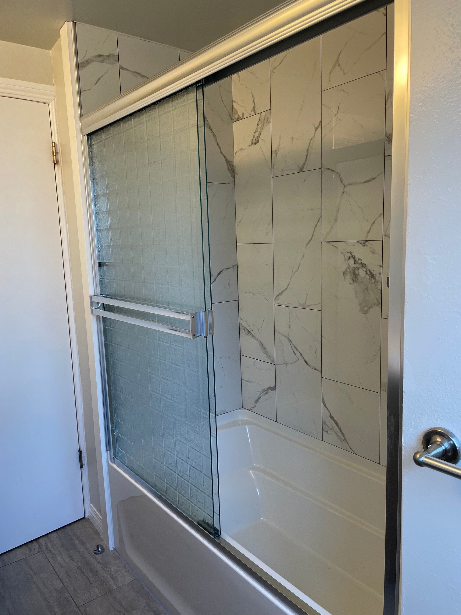 Hall tub shower - 11440 Odessa Ave