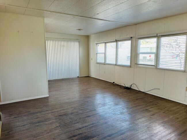 Building Photo - 5-Bed/2.5-Bath Rental by the Colorado River and Marina Proximity and Shopping Convenience!