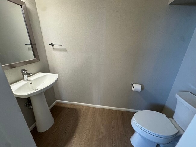 Building Photo - Villa Loma Town Home