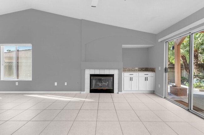 Building Photo - 44295 Las Vistas Dr