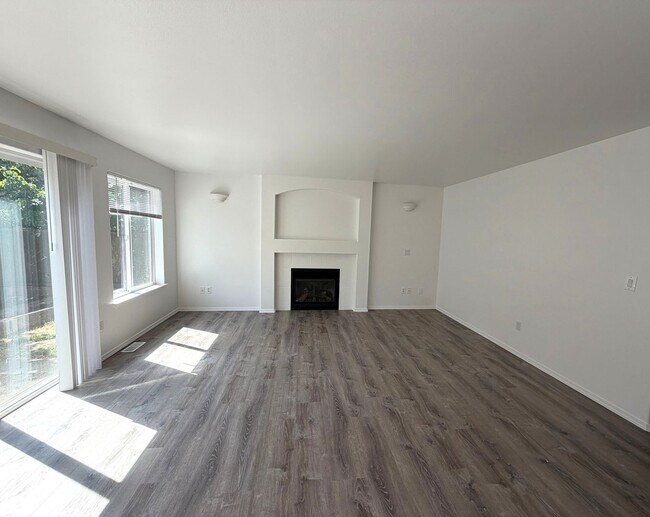 Building Photo - Large 4 bedroom 2.5 bathroom in Arlington