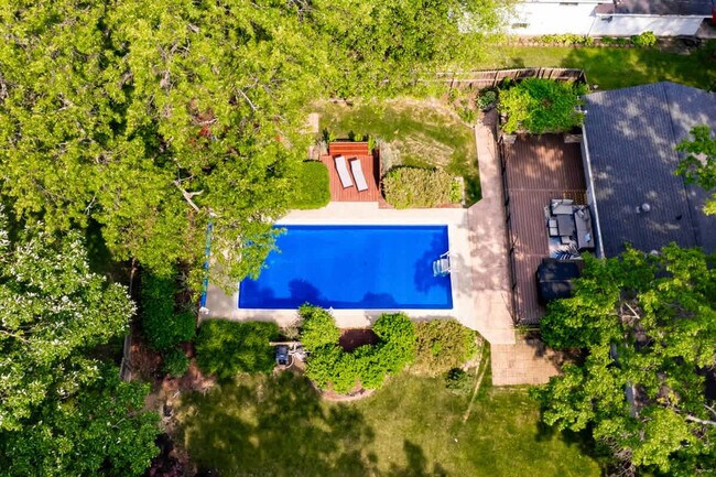 Building Photo - 5012 Hollyview Dr