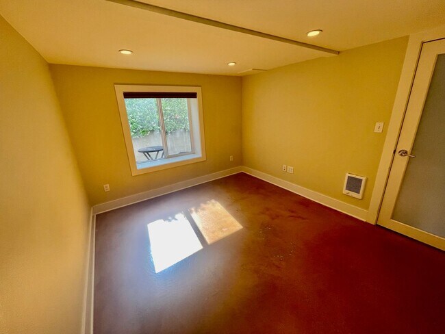 Building Photo - R0473