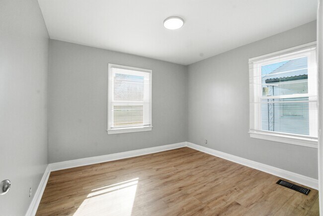 Building Photo - 1008 S 45th St