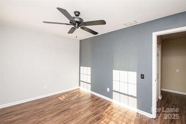 Building Photo - 2121 Kaybird Ln