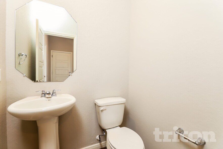 Building Photo - 13520 Paxton Blvd