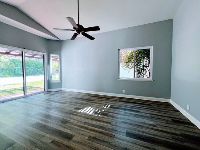 Building Photo - Breathtaking 3 Bed / 2.5 Bath Single Story...